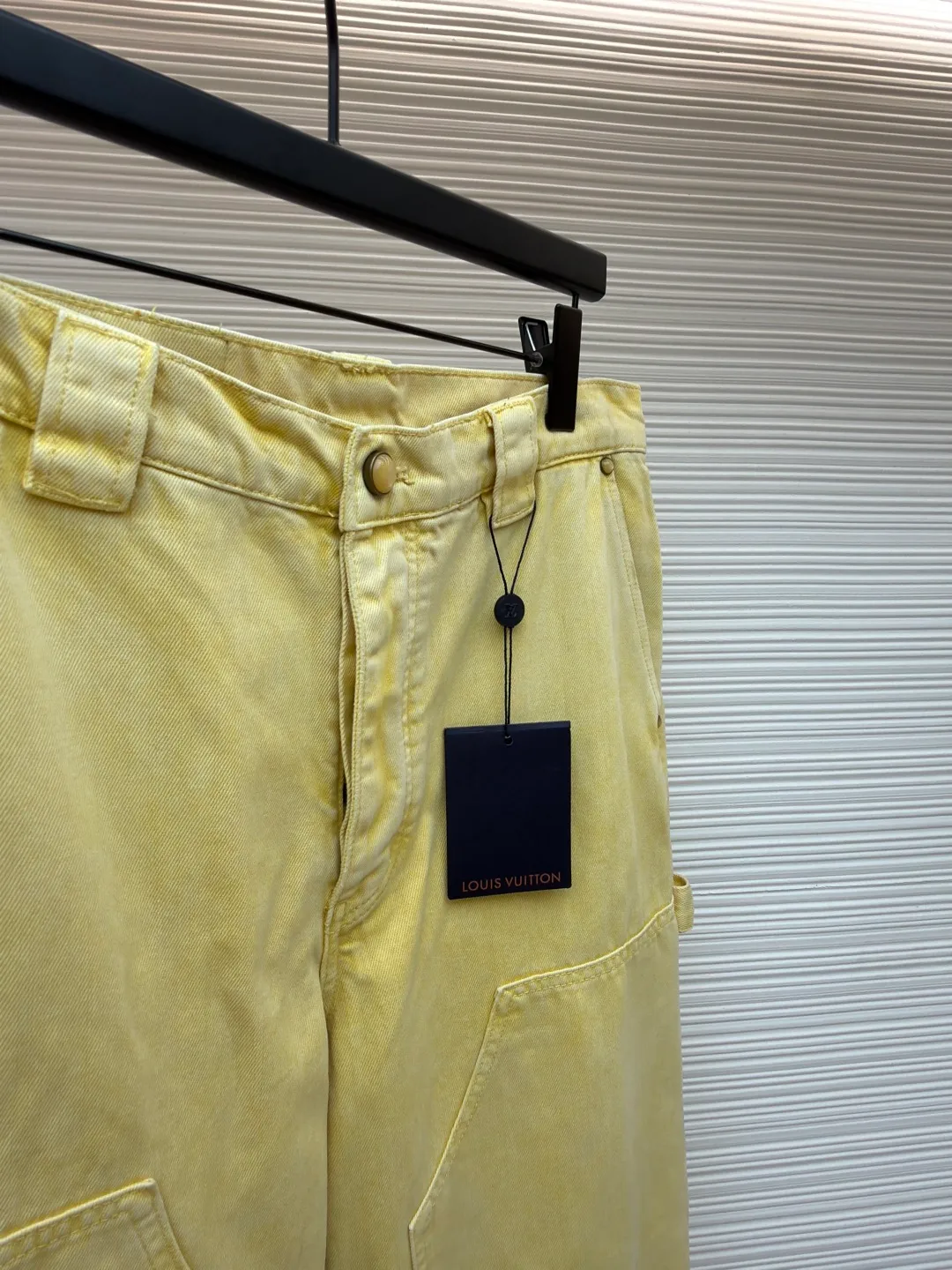 LOUIS VUITTON dyed embossed jeans ●Original version: Purchased and developed for 14800 ●Item number: 1681048-B55 ●Material: denim fabric ●Technology: embossed production ●Version: fitted version ●Weight: about 945 grams ●Size: 30-32-34-36 ●Description: This style is processed through garment dyeing to create a washed retro effect, and then uses a splicing structure and hammer fixing rings to express the workwear style. Monogram embroidery adorns the sides and left patch pocket, and pearlescent buttons and rivets complete the detail. Pair it with the same style to add to your summer wardrobe. The overall wiring is straight and delicate, the fabric is comfortable and soft, and the color is consistent without color difference. It can be matched with the same style to create a fashionable look and control various occasions. Customized accessories, complete with three standards, same style for men and women!